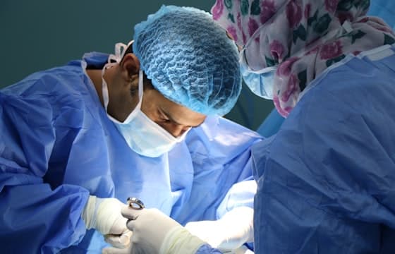 Cirurgiões realizando procedimento minimamente invasivo